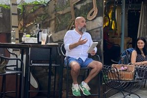 Turneul de relansare a cărții Connaisseur fără ifose, amânat de pandemie, a fost reluat în 21 iulie 2021 la Bistro 15A în București